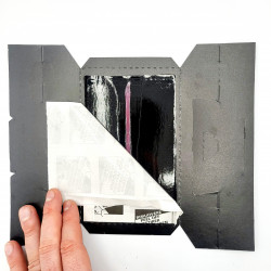 Piège anti cafard MASTER TRAP+ avec film de protection partiellement retiré, montrant la phéromone