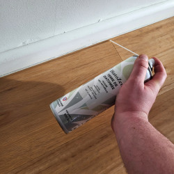 Application de la terre de diatomée DIATOZEN dans les interstices des plinthes