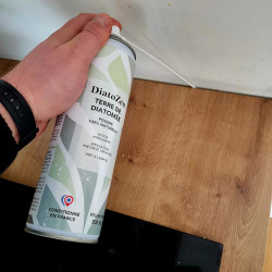 Utilisation du spray DIATOZEN dans une fissure