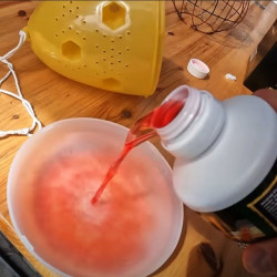Ajout de l'attractif liquide dans le réceptacle du piège à guêpe et frelon VESPA TRAP