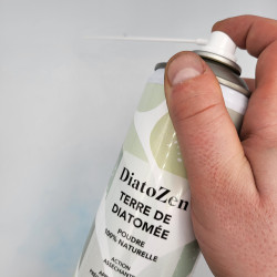 Pression sur le spray terre de diatomée DIATOZEN contre un lépisme