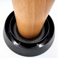 Mise en place du piège anti punaise de lit SENTINELLE sur un pied de lit rond