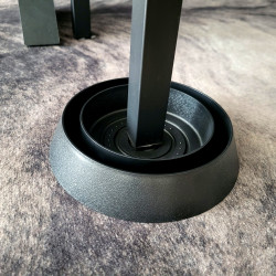 Mise en place d'un piège anti punaise de lit SENTINELLE sur un pied de lit carré en fer