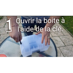 Placez la clé dans la serrure carrée à droite du sécuriposte. Tournez d'un quart de tour. Ouvrez la boite.