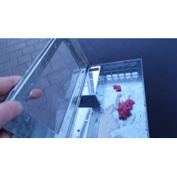 Piège multi-capture ouvert, avec attractif visible.