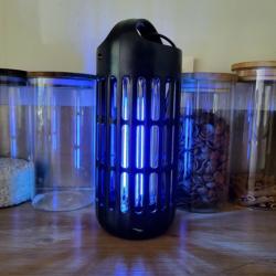 Lampe UV transportable utilisée en début de soirée dans une cuisine