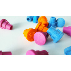 L'appât pour rat & souris est décliné en 3 arômes : viande (rose), poisson (bleu) ou vanille (orange).