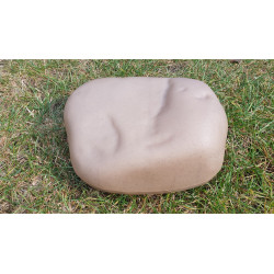 La boîte à appât en forme de rocher se dispose simplement au sol, idéalement sur les lieux de passage du rongeur.