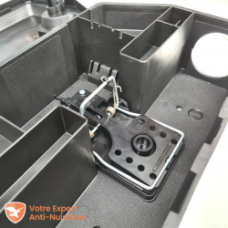 La vue ouverte du piège à rat sécurisé révèle l'emplacement de la tapette incluse avec l'achat de la boîte.