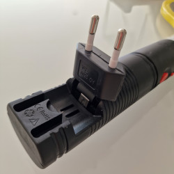 La prise secteur de la raquette électrique est disposée dans la poignée.