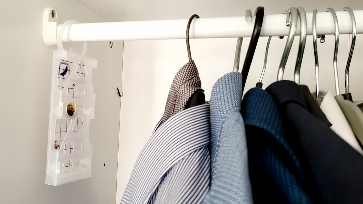 Piège à mite textile PYRO NET suspendu dans une penderie