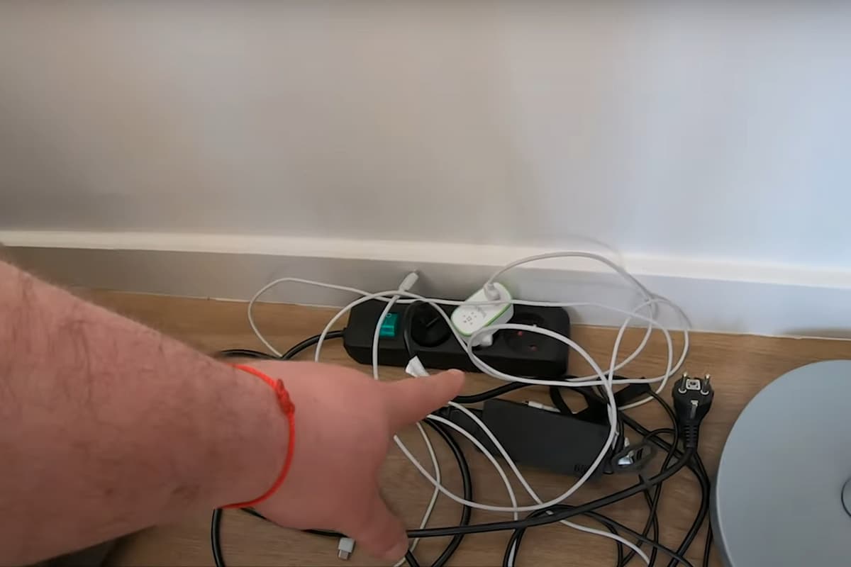 Câbles électriques sur une prise multiple posée au sol