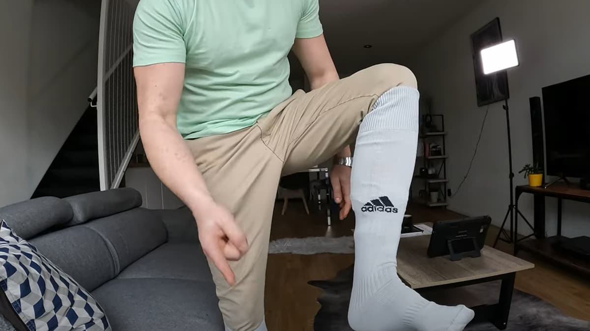 Chaussettes blanches hautes remontées sur un pantalon afin de détecter des puces