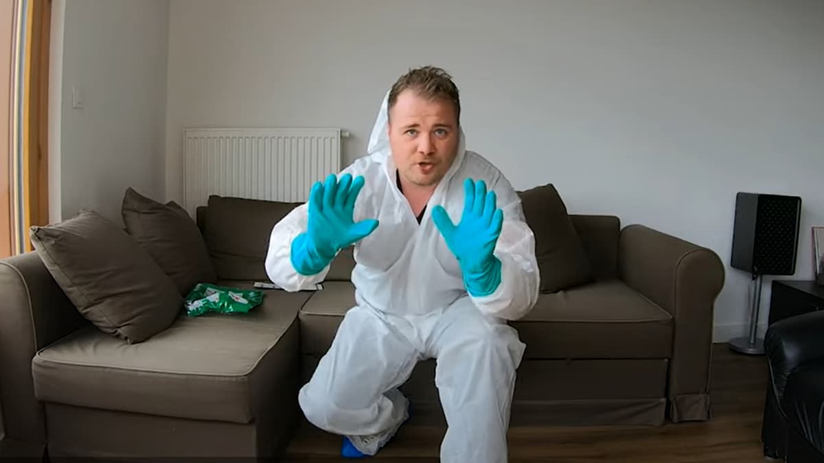 Combinaison de protection insecticide et gants néoprène bleus avant intervention contre des puces