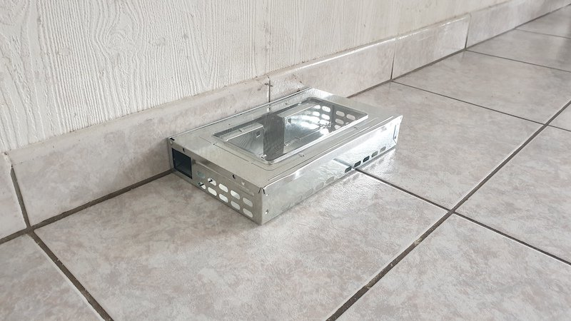 Piège multiprises positionné sur le passage des souris