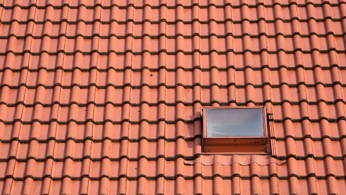 Vélux sur un toit de tuiles rouges