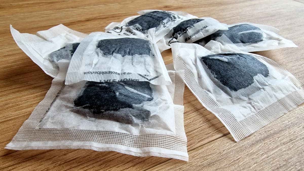 Sachets de Black Pearl disposés sur une table