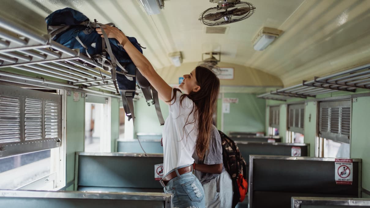 Voyageuses chargeant son bagage dans un train